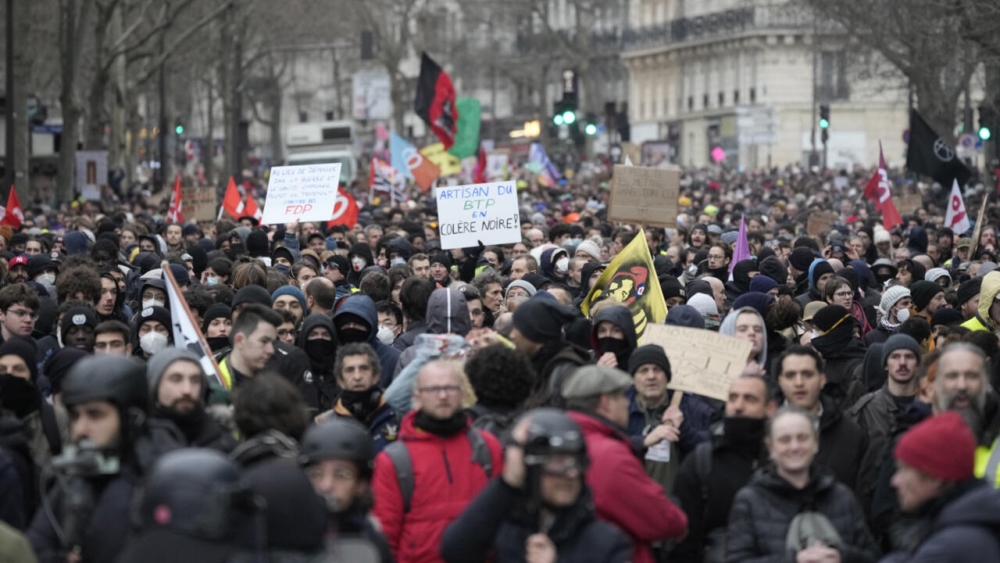 Macron rrit moshen e pensioneve, protesta masive ne France